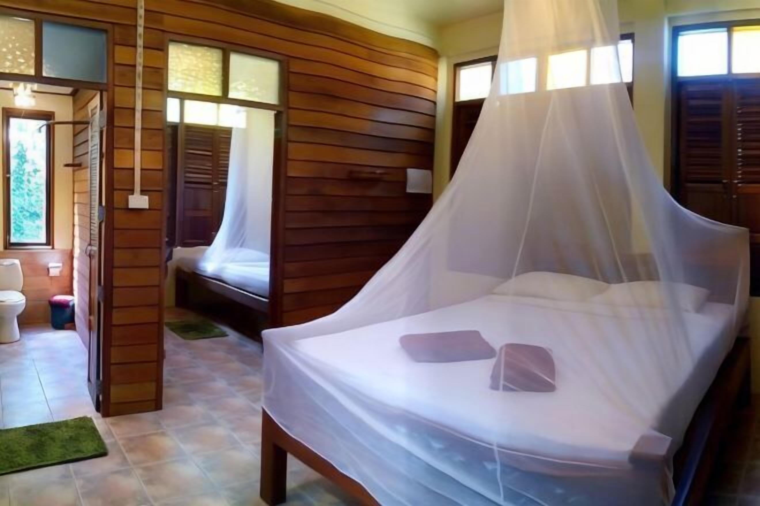 Hypo-allergenic bedding, in-room safe, desk, bed sheets