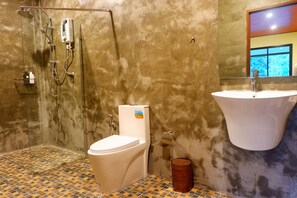 Shower, free toiletries, bidet, towels - Art's Riverview Lodge (Phanom)