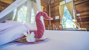 Double River | Hypo-allergenic bedding, in-room safe, desk, bed sheets
