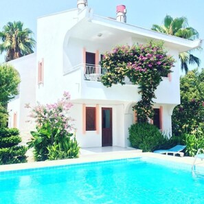 Outdoor pool, open 10:00 AM to 7:00 PM, pool umbrellas, sun loungers - Flower Villa Apart (Kemer)