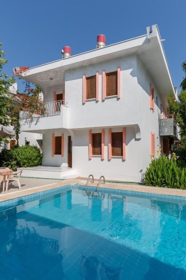 Outdoor pool, open 10:00 AM to 7:00 PM, pool umbrellas, pool loungers - Flower Villa Apart (Kemer)