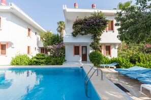 Outdoor pool, open 10:00 AM to 7:00 PM, pool umbrellas, sun loungers - Flower Villa Apart (Kemer)