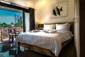 Quarto casal luxo, 1 cama de casal, sacada | Cofres nos quartos, escrivaninha, cortinas blackout, Wi-Fi de cortesia