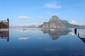 Outdoor pool, pool loungers - El Nido Reef Strand Resort (El Nido)