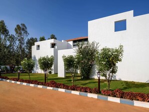 Un bâtiment moderne doté d’un toit plat et de murs extérieurs blancs.