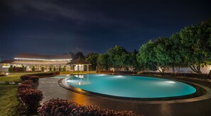 室外游泳池，日光浴躺椅