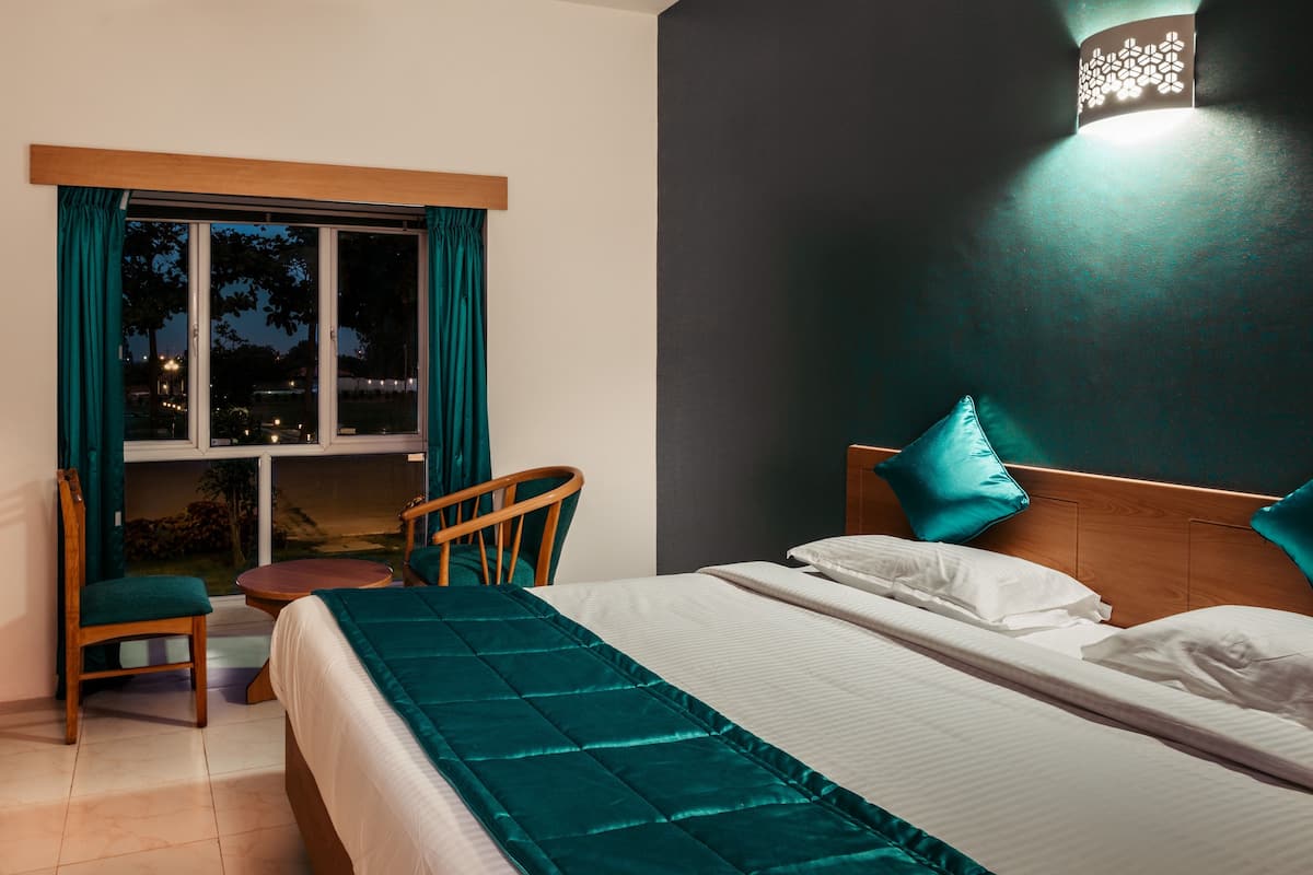 Quarto casal luxo, acessível, vista para o jardim | Roupas de cama de algodão egípcio, roupas de cama premium