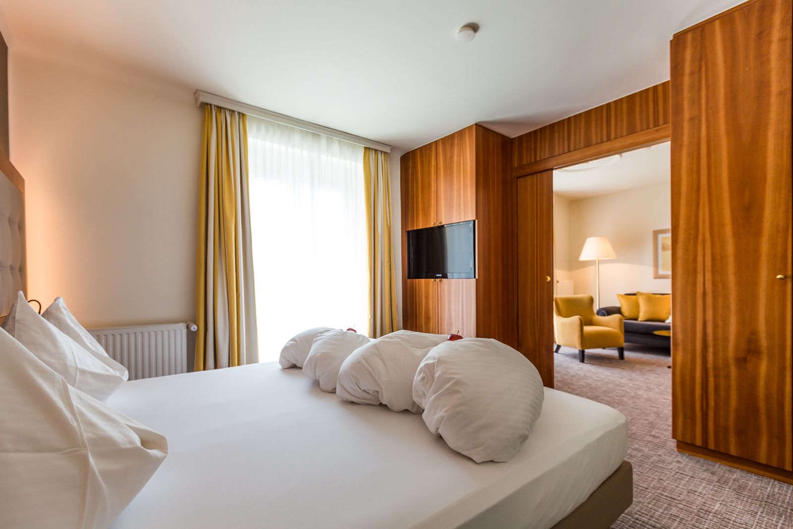 comfort suite, 1 bedroom | premium bedding, minibar, in-room safe, desk