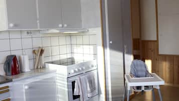 Cottage, 2 Bedrooms, Garden View | Private kitchen | Fridge, microwave, oven, stovetop