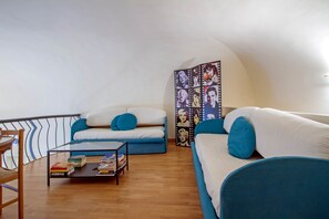 Casa, 2 habitaciones | Zona de estar | Una televisión de pantalla plana