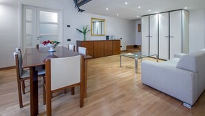 Casa, 2 quartos | Área de estar | TV de tela plana