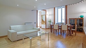 Casa, 2 quartos | Área de estar | TV de tela plana