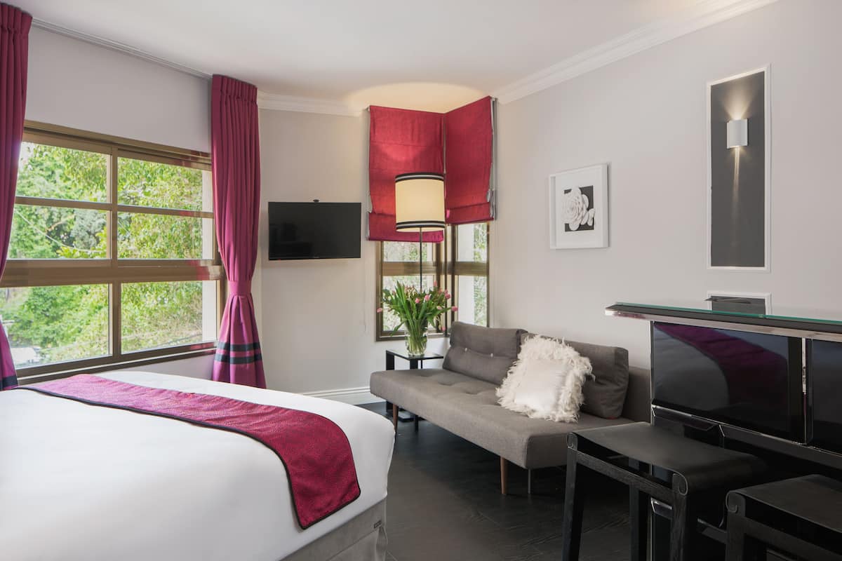 Junior-Suite | Hochwertige Bettwaren, Minibar, Zimmersafe, individuell dekoriert