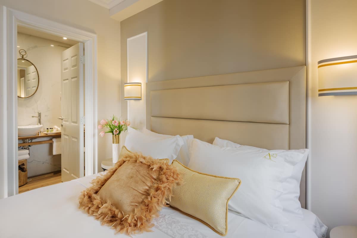 executive suite | premium bedding, minibar, in-room safe, individually decorated