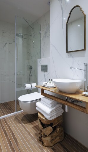 Shower, rainfall showerhead, free toiletries, hair dryer - A23 Boutique Hotel (Tel Aviv)