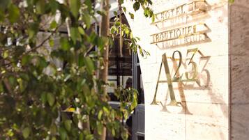 Pintu masuk properti