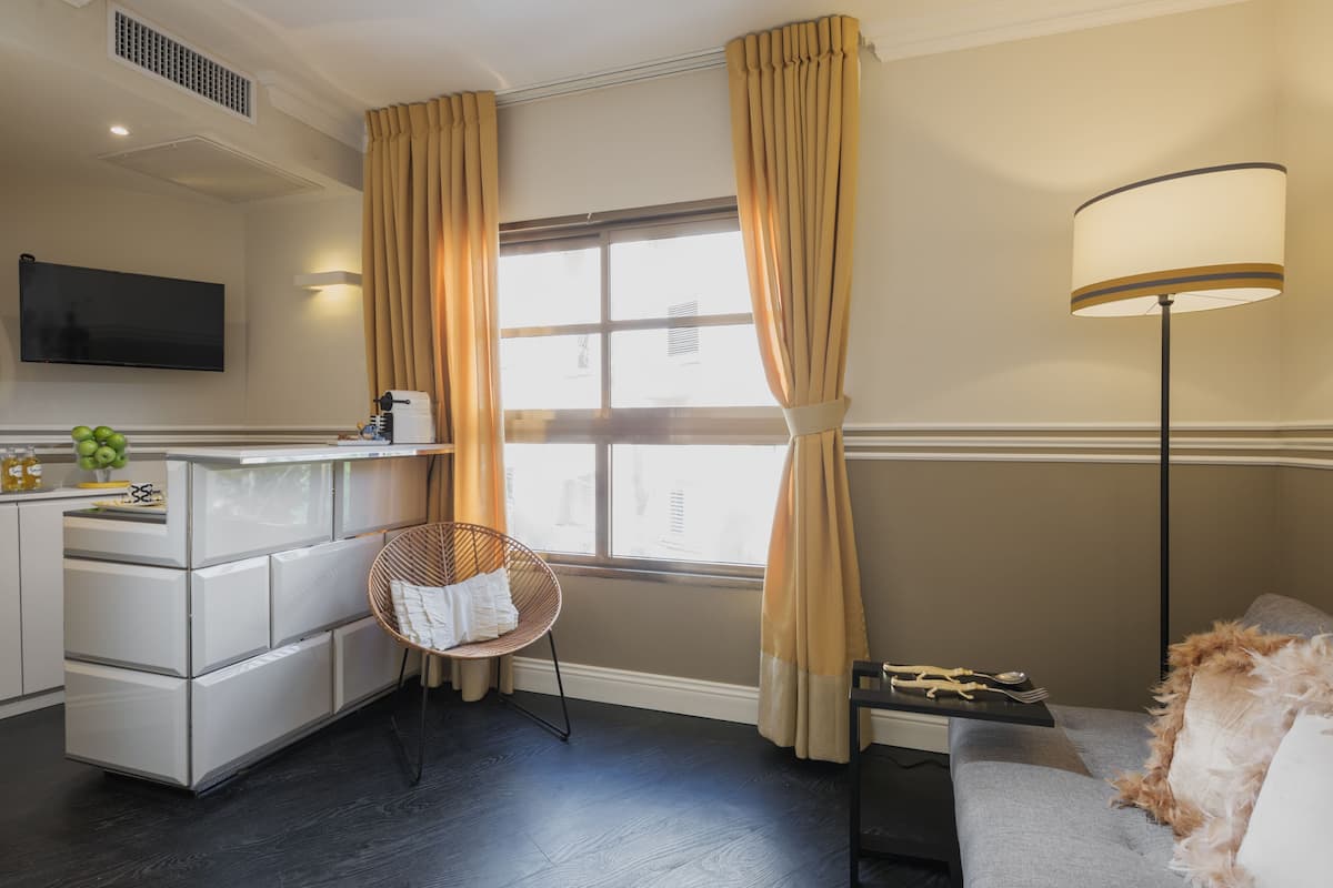 Executive-Suite | Wohnbereich | 38-Zoll-Flachbildfernseher mit Kabelempfang, Fernseher, Pay-TV