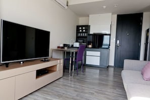 One Bedroom | In-room safe, desk, iron/ironing board, rollaway beds - The Deck Condo Patong (Patong)