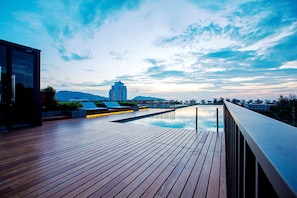 Outdoor pool - The Deck Condo Patong (Patong)