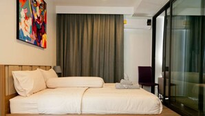 Studio | Brankas, meja kerja, dan setrika/meja setrika