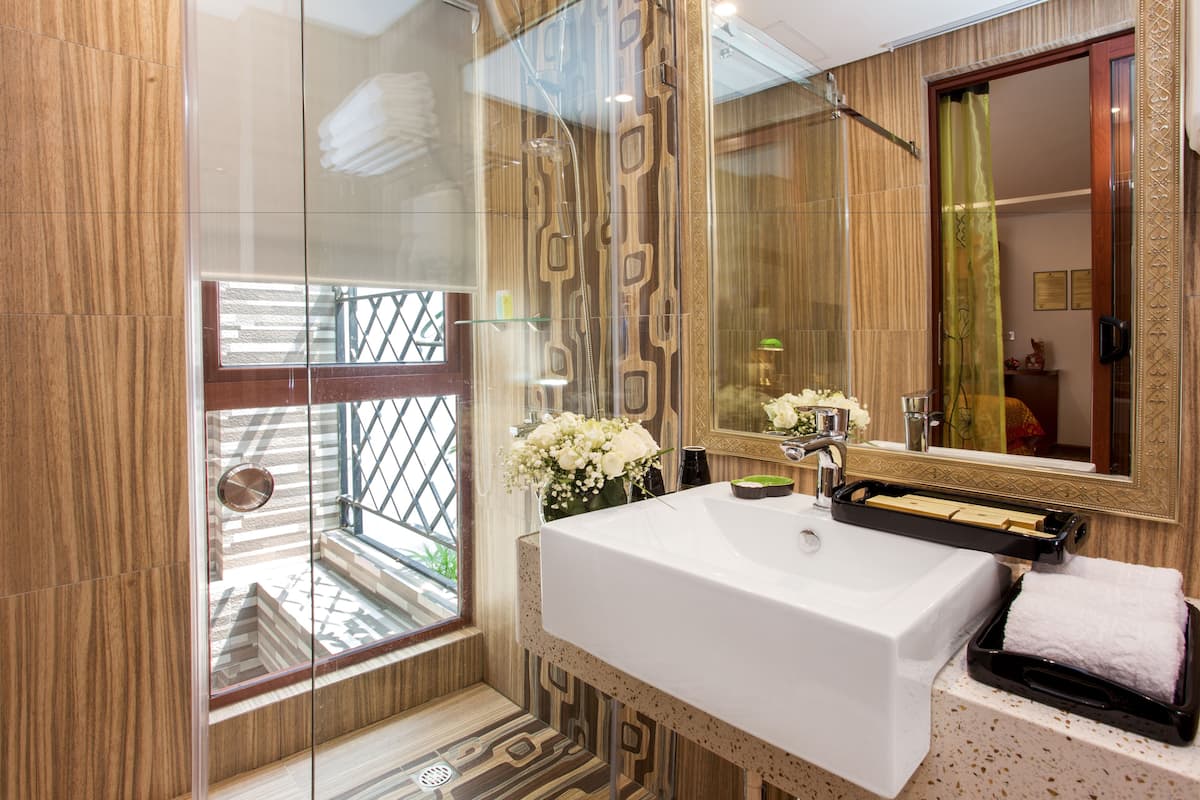 suite city view | bathroom | hydromassage showerhead, designer toiletries, hair dryer, bathrobes