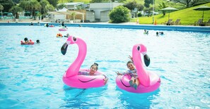 A swimming pool with inflatable flamingo floats. - Tsumagoi Resort Sai No Sato (Kakegawa)