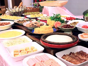 Daily buffet breakfast (JPY 1980 per person)