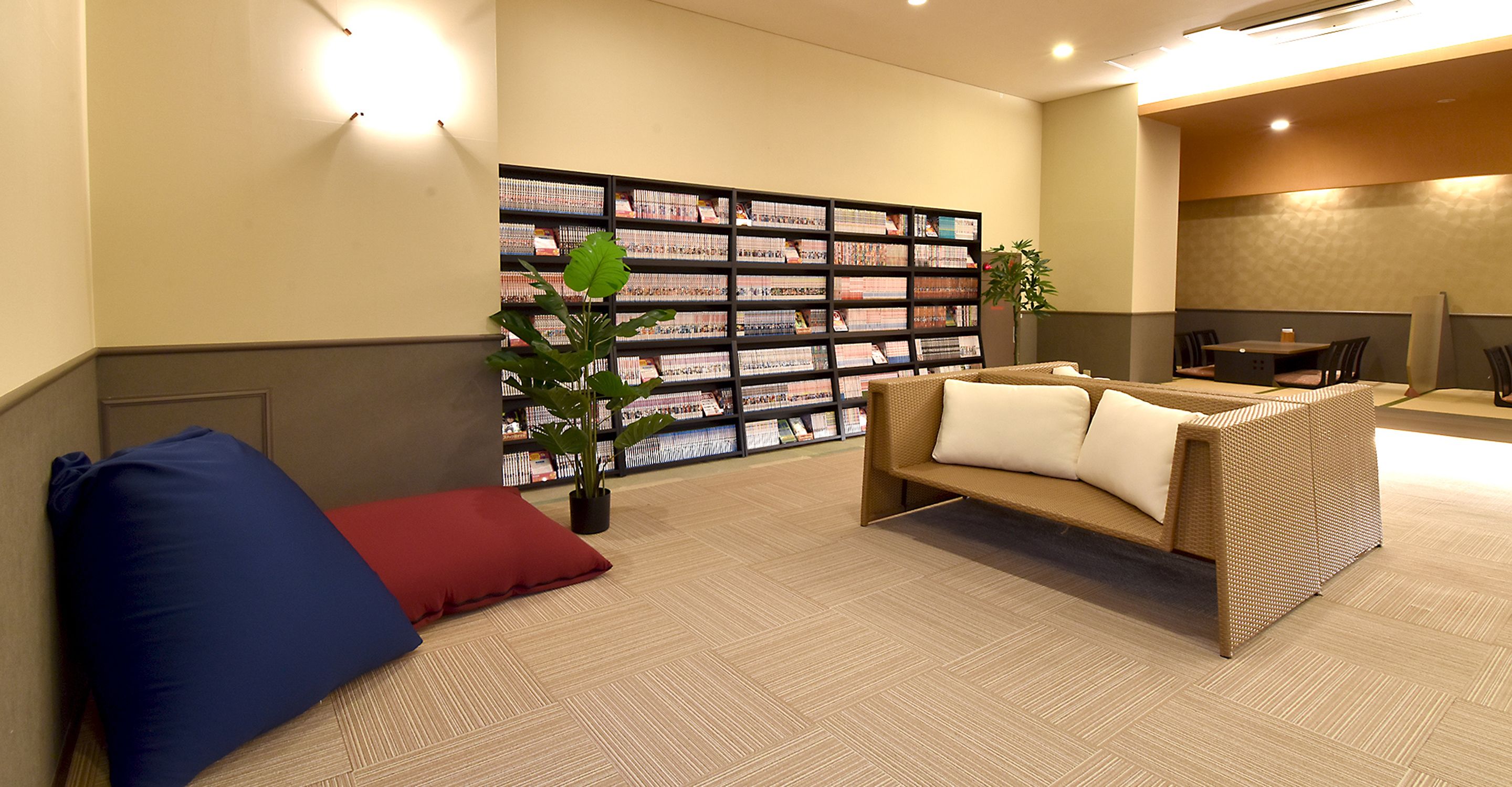 Eine Empfangshalle mit einer Couch, einem Bücherregal und einem Essbereich.