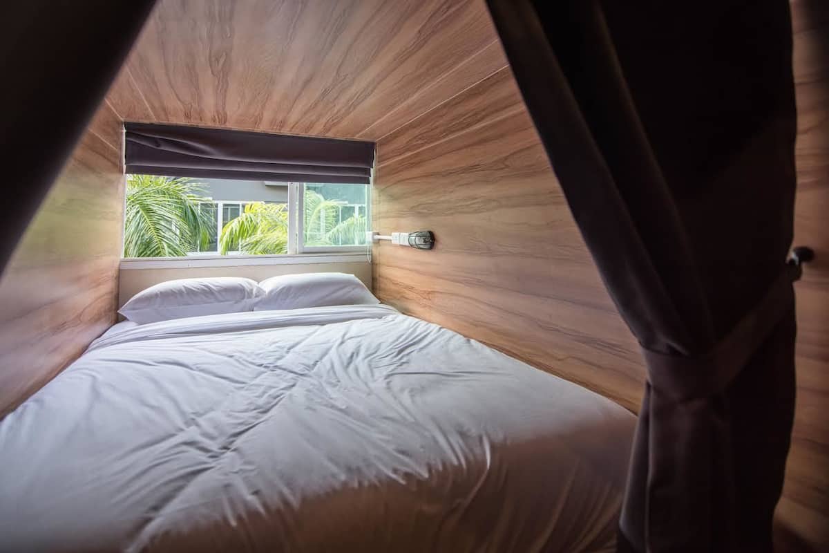Capsule Double Bed Dorm | 免费 WiFi、床单