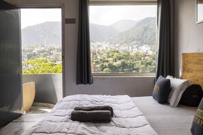 高級客房, 多張床 | 羽絨被、書桌、遮光窗簾/窗簾、免費 Wi-Fi