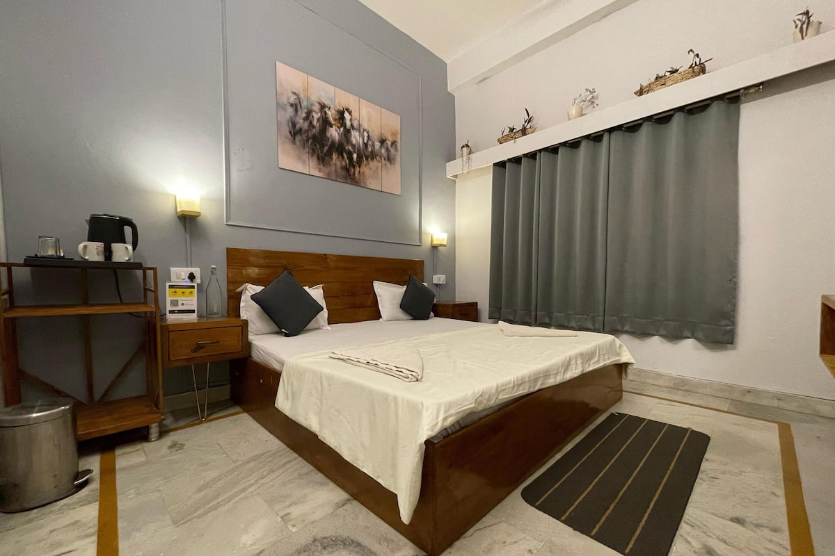 Basic Double Room, 1 Queen Bed, Private Bathroom | Down duvets, desk, blackout curtains, free WiFi