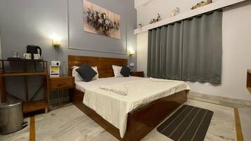Basic Double Room, 1 Queen Bed, Private Bathroom | Down comforters, desk, laptop workspace, blackout drapes