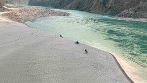 A river with clear water, surrounded by hills and a sandy beach. - Riverside home by bunkstay (Yamkeshwar)
