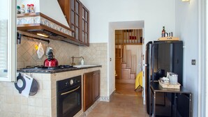 Casa, Terraza | Cocineta privada | Refrigerador con congelador, horno y parrilla de estufa 