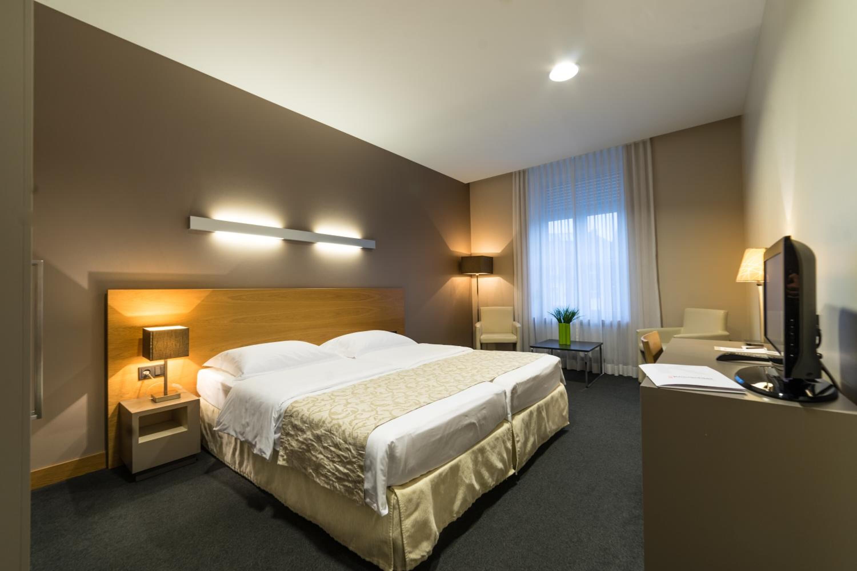 desk, soundproofing, rollaway beds, free wifi