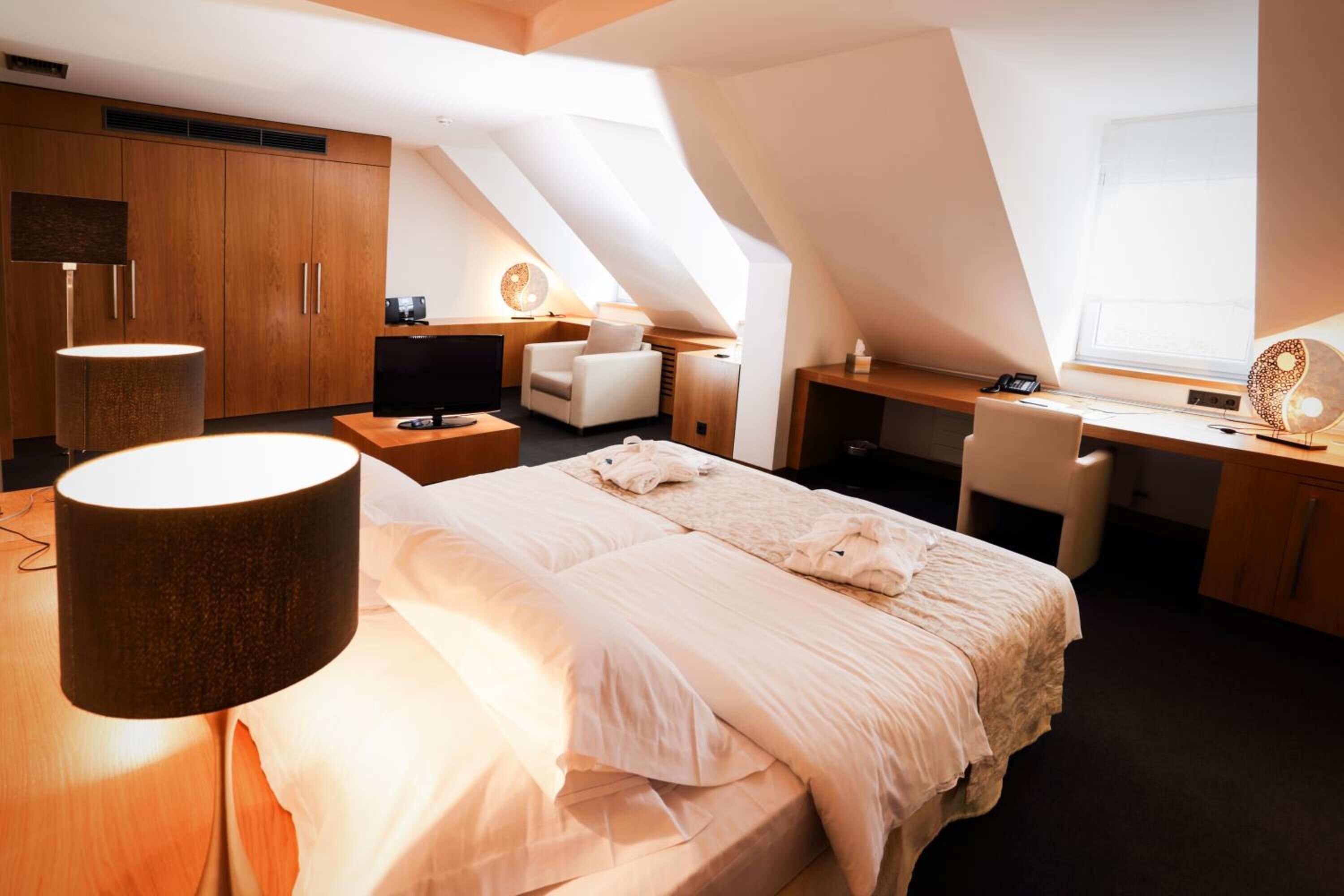 desk, soundproofing, rollaway beds, free wifi