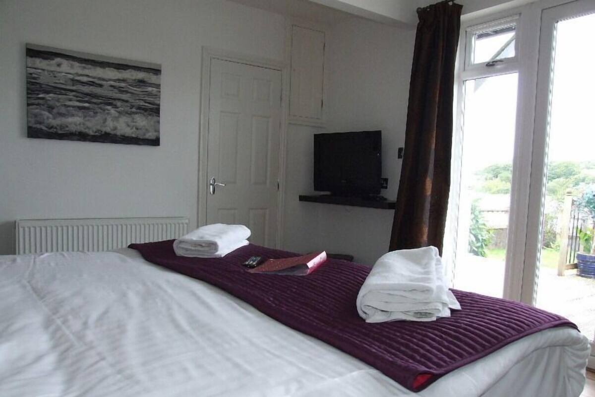 1 bedroom, desk, iron/ironing board (on request), free WiFi