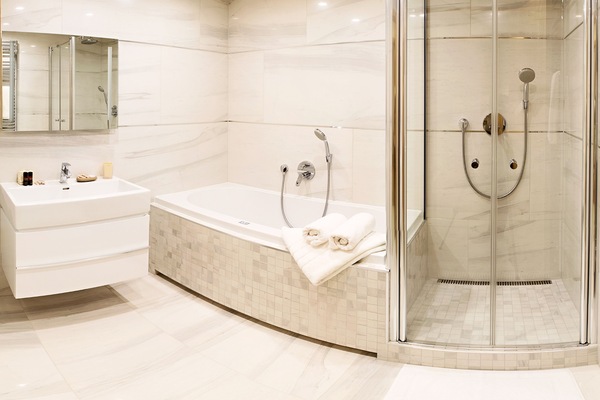 Family Apartment with 2 Bedrooms, Living Room and Kitchenette | Bathroom | Combined shower/tub, free toiletries, hair dryer, towels