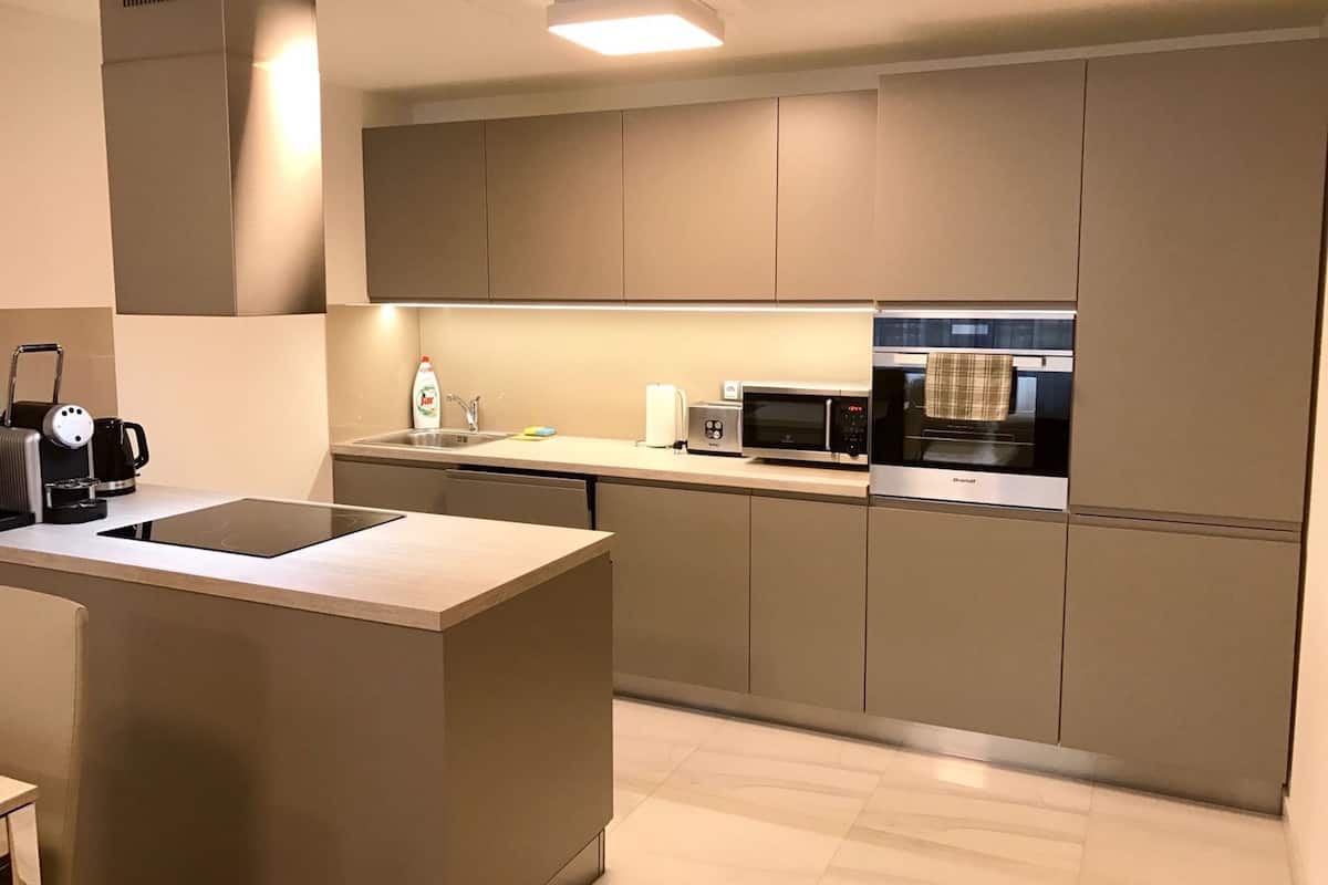 Kühlschrank, Mikrowelle, Ofen, Herdplatte