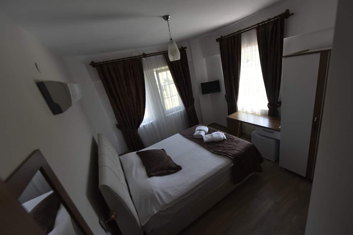 Quarto casal | Frigobar, escrivaninha, Wi-Fi de cortesia