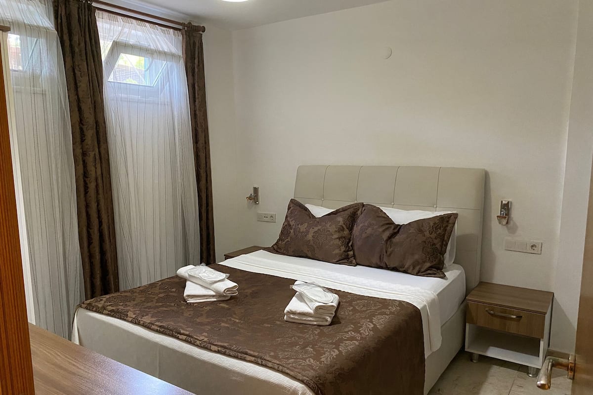 Quarto casal econômico, 1 cama de casal | Frigobar, escrivaninha, Wi-Fi de cortesia