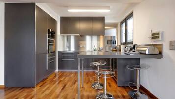 Panoramic Penthouse, 2 Bedrooms | Dapur peribadi | Peti sejuk, ketuhar gelombang mikro, ketuhar, dapur