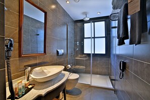 A modern bathroom with a large mirror, a sink, a toilet, and a shower area. - Adelmar Hotel İstanbul Sisli (Istanbul)