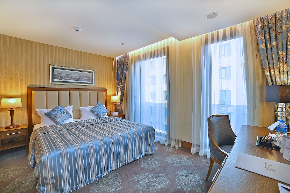 1 bedroom, premium bedding, minibar, in-room safe