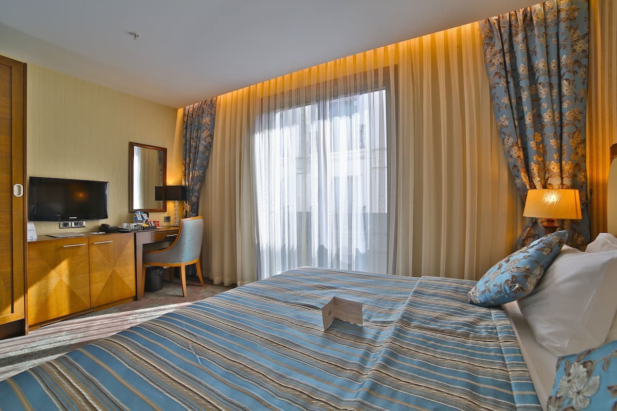 1 bedroom, premium bedding, minibar, in-room safe
