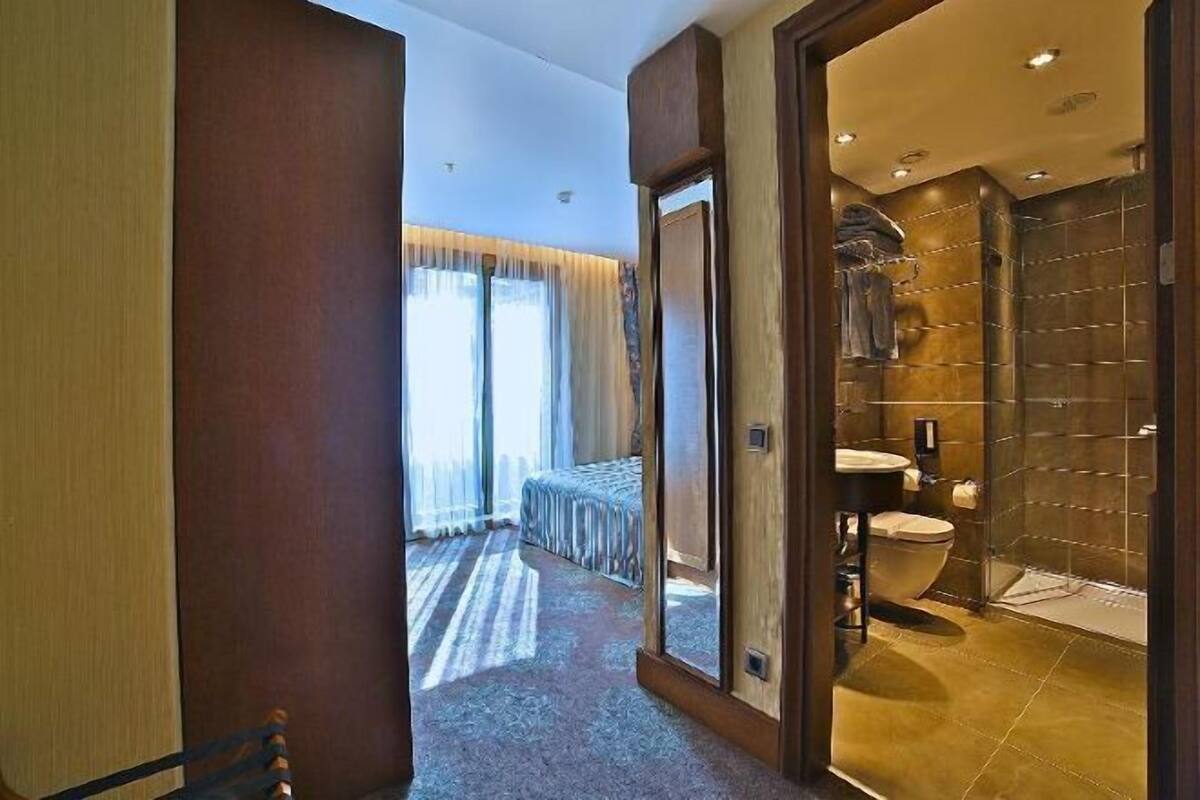 Roupas de cama premium, frigobar, cofres nos quartos, escrivaninha