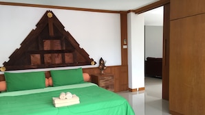 2 Bedroom Apartment | 2 phòng ngủ, két bảo mật tại phòng, bàn, màn/rèm cản sáng 