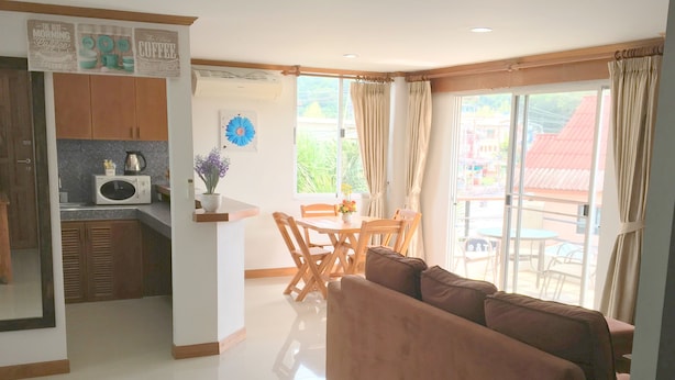 2 Bedroom Apartment | Khu phòng khách | TV màn hình phẳng 42-inch có truyền hình vệ tinh, TV 