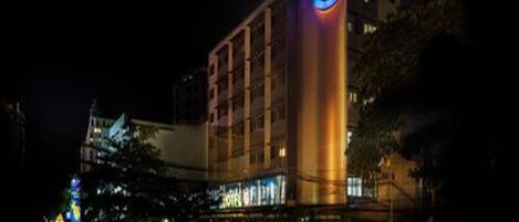 Un hotel con un logo G ben visibile sulla facciata, diversi piani e un design architettonico moderno.