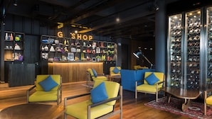 Ein modernes Interieur mit Barbereich, Sitzgelegenheiten und einer Weinauslage.